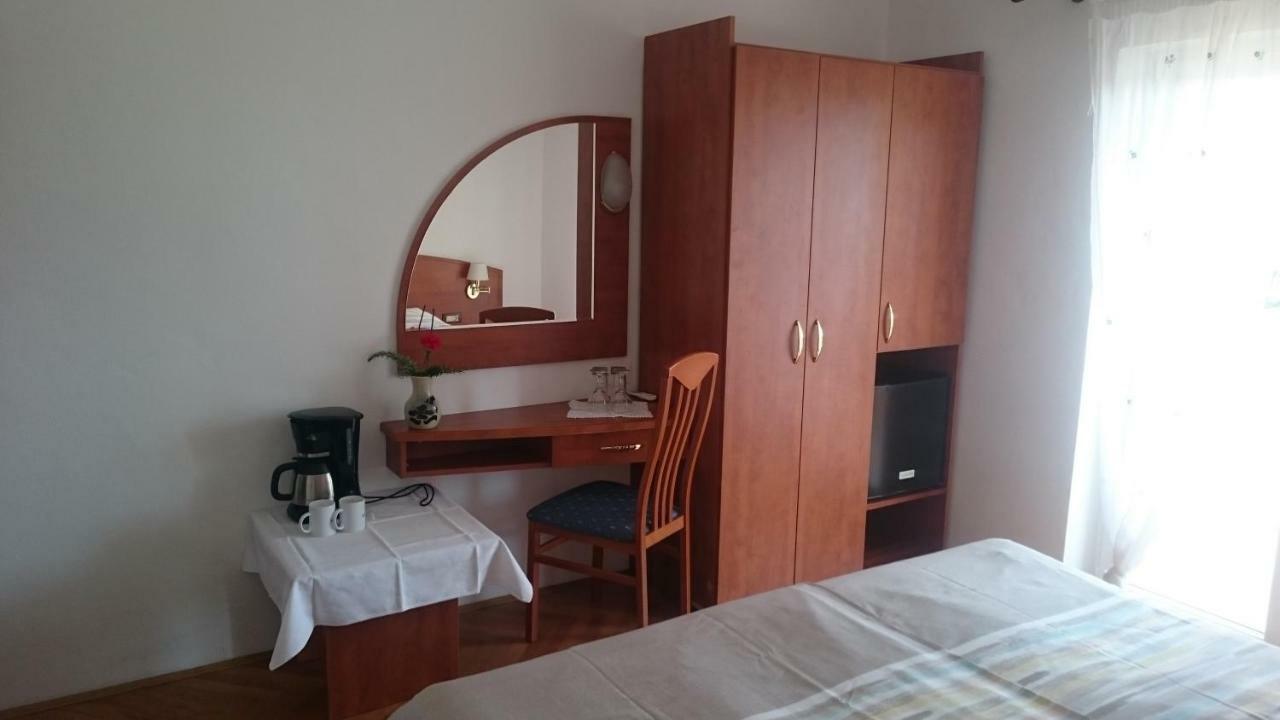 Guest House Violeta Palit Exterior photo
